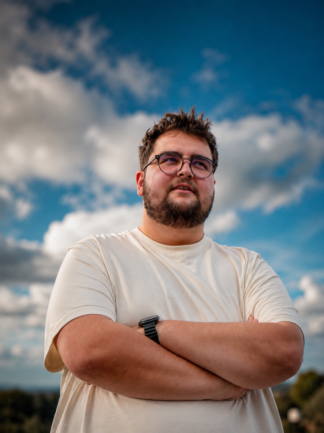 Porträt eines Mannes mit Brille vor blauem Himmel