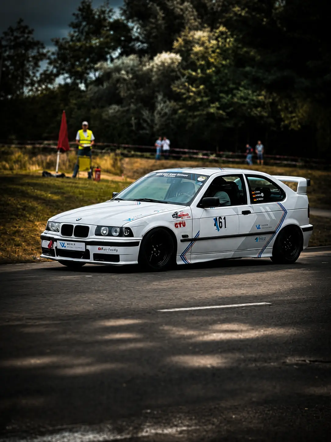 Weißer BMW E36 Rennwagen mit Startnummer 161 auf Bergstrecke